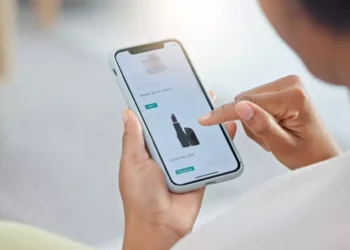 Consumidor brasileiro explora múltiplos canais antes de comprar, aponta estudo