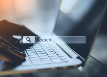 Brasileiro usa IA no dia a dia, mas ainda mantém cautela na hora de comprar