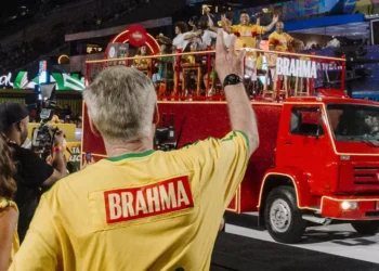 Brahma reúne Ancelotti e Ronaldo no Carnaval e já aquece torcida para a Copa