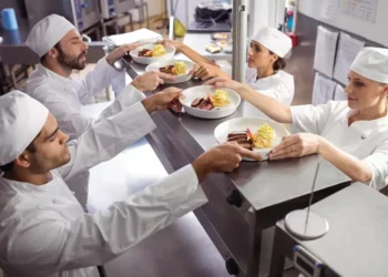 Foodservice em alerta: pessoas viraram o maior gargalo da operação
