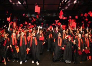 iFood firma parceria com SESI, Ânima e Cogna para ampliar acesso de entregadores à educação