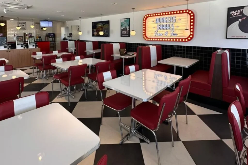 Johnny Rockets inaugura primeira loja da rede com horário estendido no País