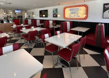 Johnny Rockets inaugura primeira loja da rede com horário estendido no País