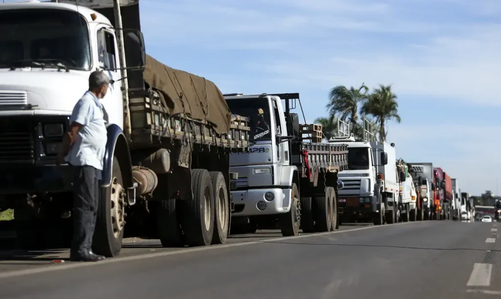 Caminhoneiros mantêm estado de greve e buscam negociação com o governo