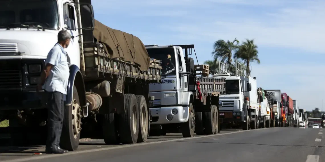 Caminhoneiros mantêm estado de greve e buscam negociação com o governo