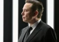 Elon Musk segue como o mais rico do mundo, segundo a Forbes