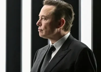 Elon Musk segue como o mais rico do mundo, segundo a Forbes
