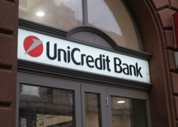 UniCredit lança oferta para aumentar participação no Commerzbank
