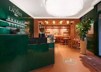 Café Lacoste: grife abre café em Paris e leva seu lifestyle para além da moda