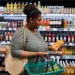 Consumo nos lares avança em fevereiro sob influência do mercado de trabalho