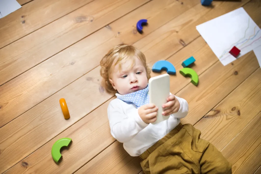Uso de telas cresce entre crianças enquanto pais buscam equilíbrio com atividades offline