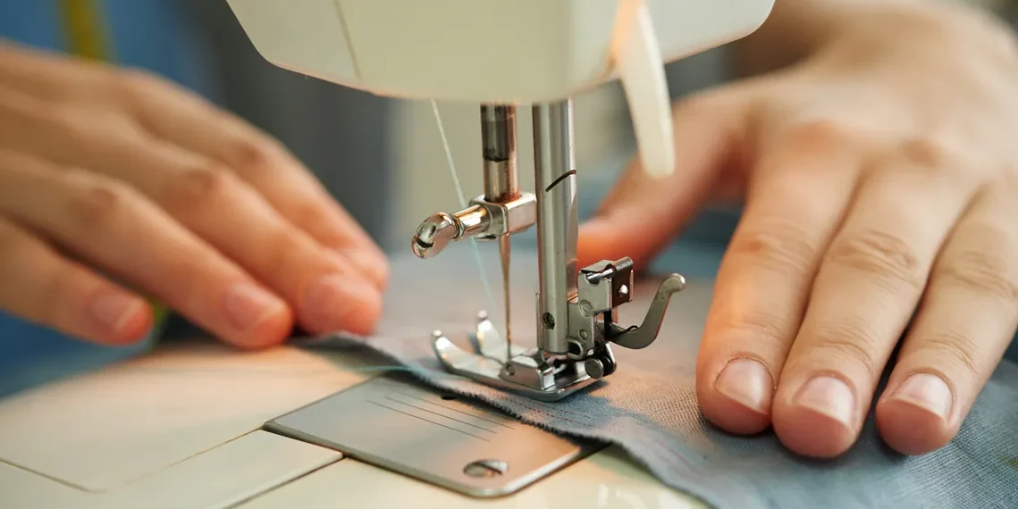 Omo Lavanderia lança serviço de costura para ajustes e reparos de roupas