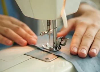 Omo Lavanderia lança serviço de costura para ajustes e reparos de roupas