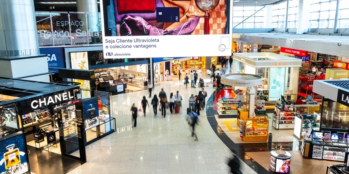 Telas gigantes da JCDecaux impulsionam o OOH em metrôs e aeroportos de São Paulo
