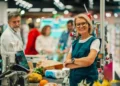 Carrefour, GPA e Assaí ampliam espaço para trabalhadores 50+ no varejo