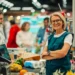 Carrefour, GPA e Assaí ampliam espaço para trabalhadores 50+ no varejo