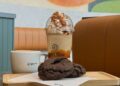 Go Coffee lança cookie e homenageia o cachorro caramelo na Bienal de Arquitetura