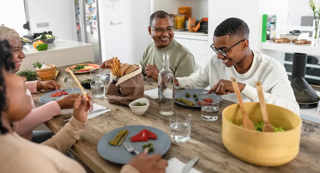 Renda média das famílias chega a R$ 2.264 e é recorde em 2025