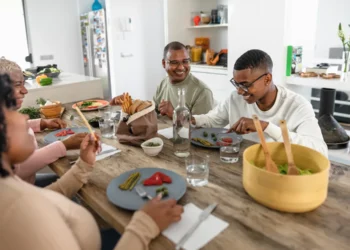 Renda média das famílias chega a R$ 2.264 e é recorde em 2025