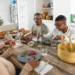 Renda média das famílias chega a R$ 2.264 e é recorde em 2025