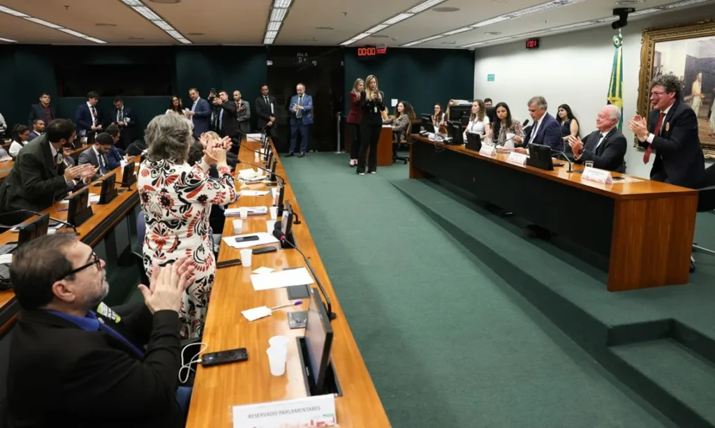 CCJ aprova admissibilidade de propostas que acabam com escala 6x1