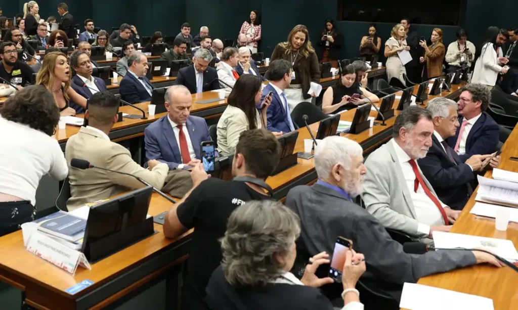 Pedido de vista adia votação da PEC do fim da escala 6x1 na CCJ da Câmara