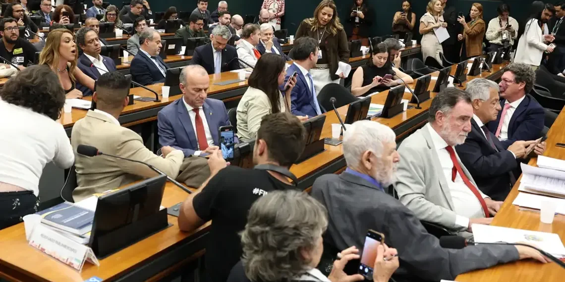 Pedido de vista adia votação da PEC do fim da escala 6x1 na CCJ da Câmara