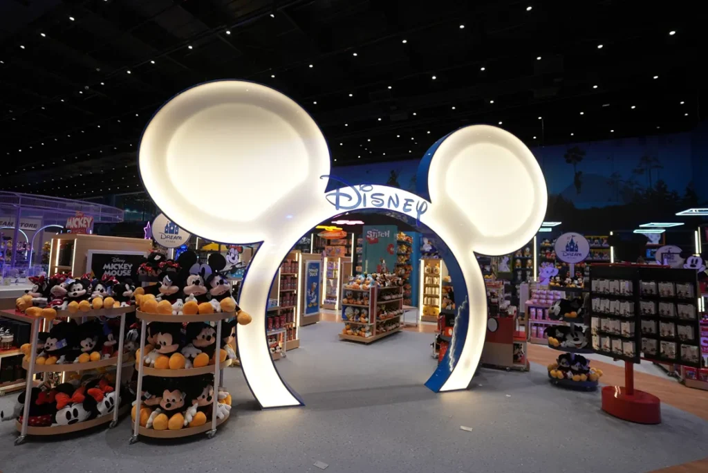Maior loja de licenciados da Disney no Brasil é inaugurada em Praia Grande