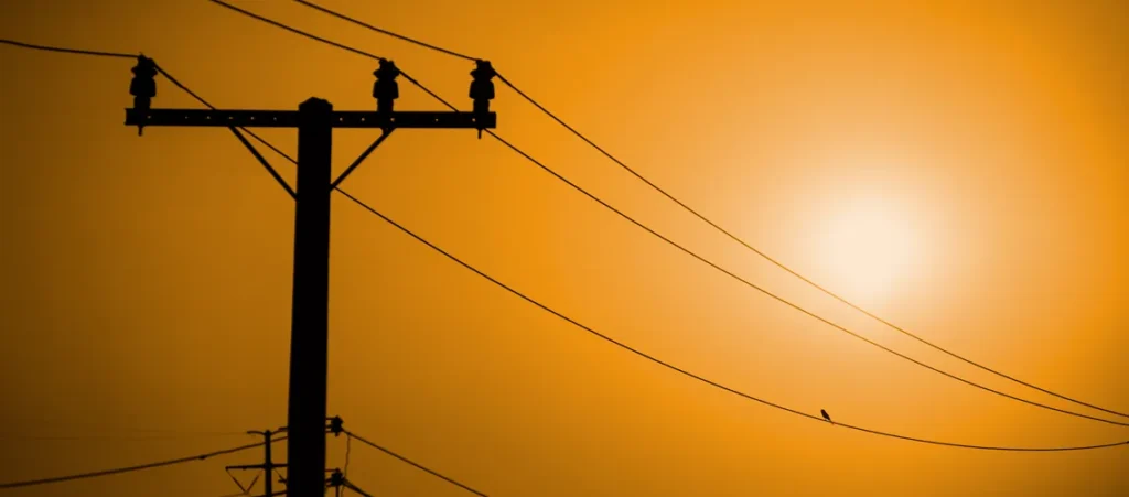 Enel tenta restabelecer energia de imóveis no centro de SP; concessionária culpa Sabesp