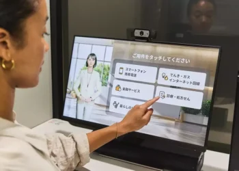 Loja de conveniência japonesa é orientada por IA com robótica e atendentes-avatar