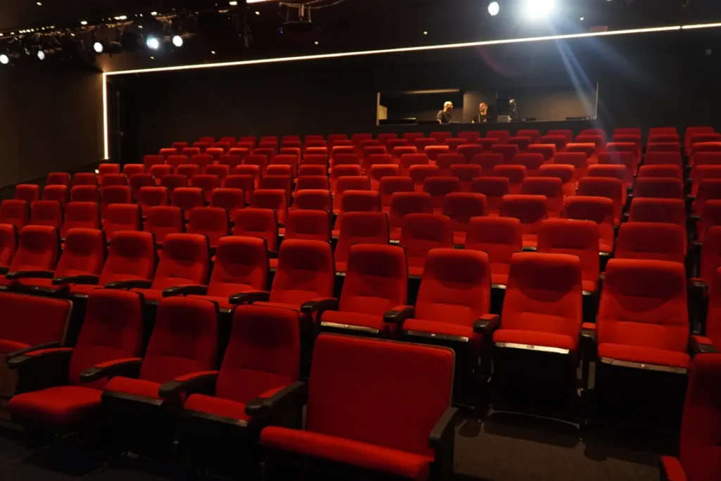 Teatro YouTube transforma palco em extensão do universo digital