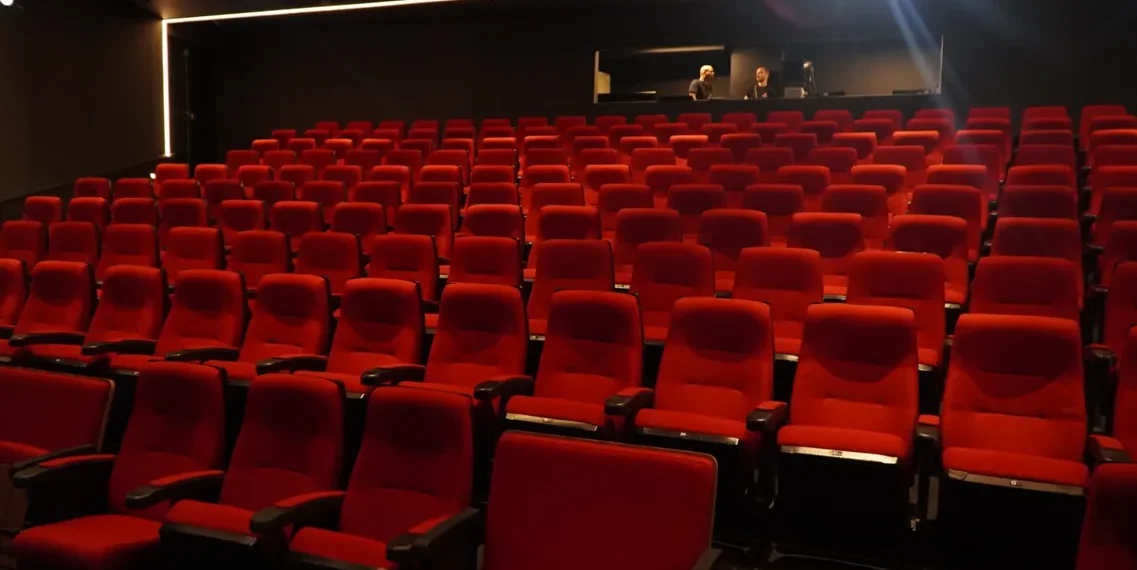 Teatro YouTube transforma palco em extensão do universo digital