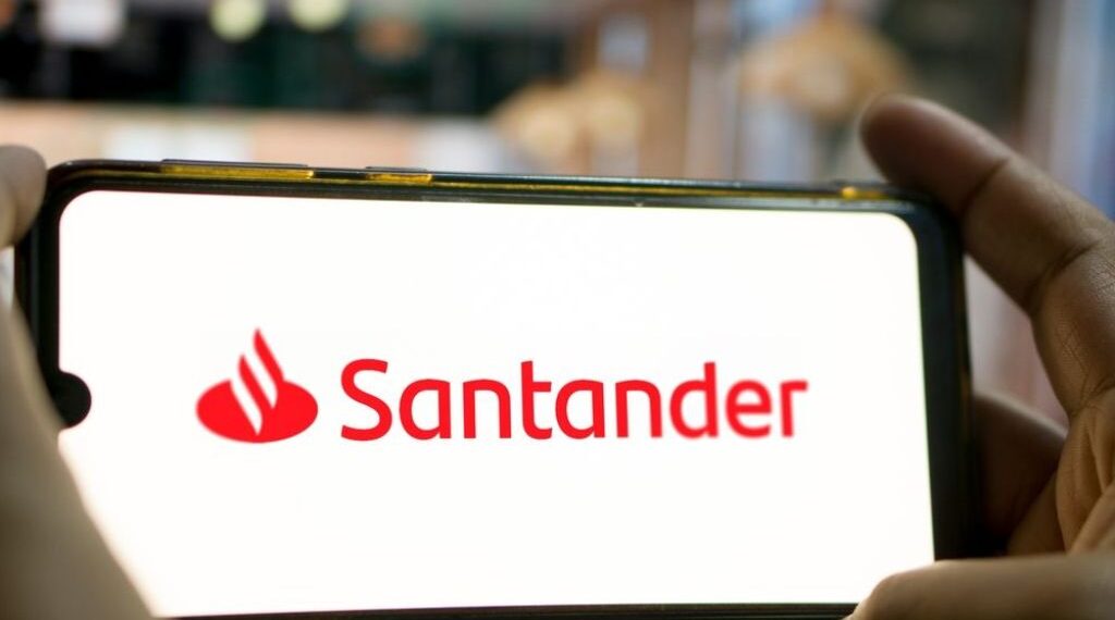 Santander confirma adesão ao Novo Desenrola e diz estar preparado para iniciar oferta