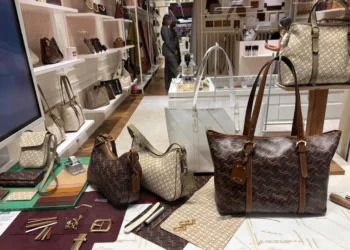 Arezzo foca no universo das bolsas em nova pop-up e promove nova linha premium
