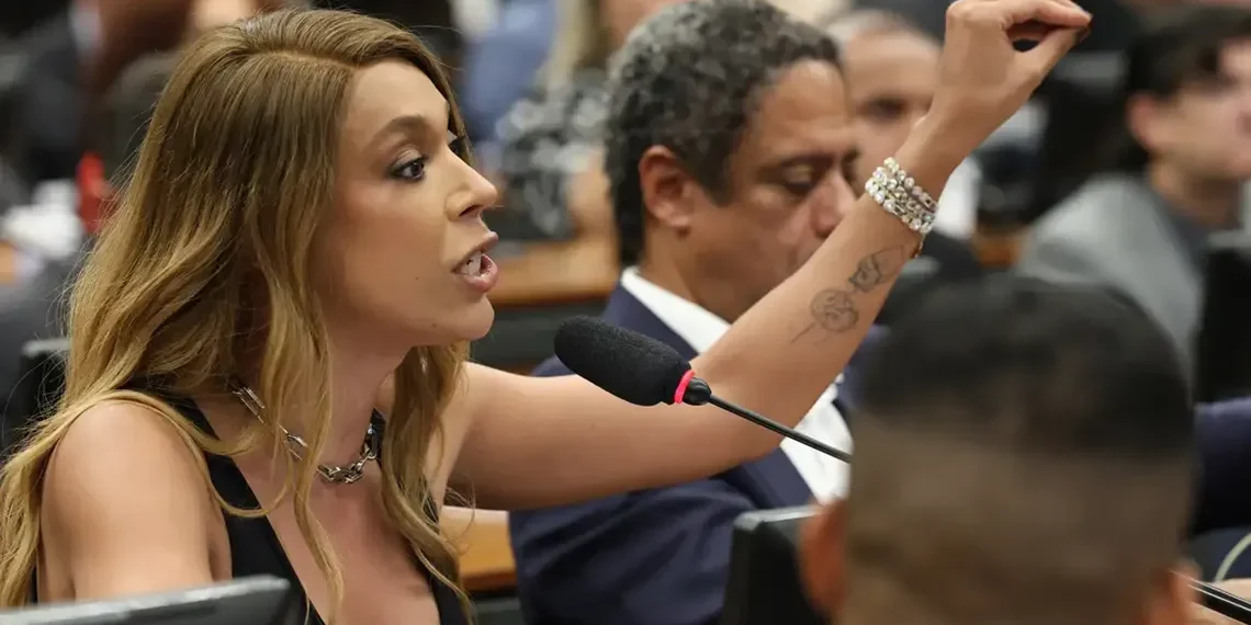 Erika Hilton rejeita negociação sobre compensações na PEC da 6x1