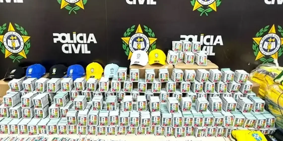 Polícia apreende mais de 200 mil figurinhas falsificadas da Copa