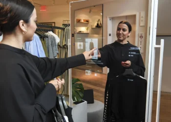 Provadores conectados da H&M permitem solicitar peças e visualizar estoque sem sair da cabine