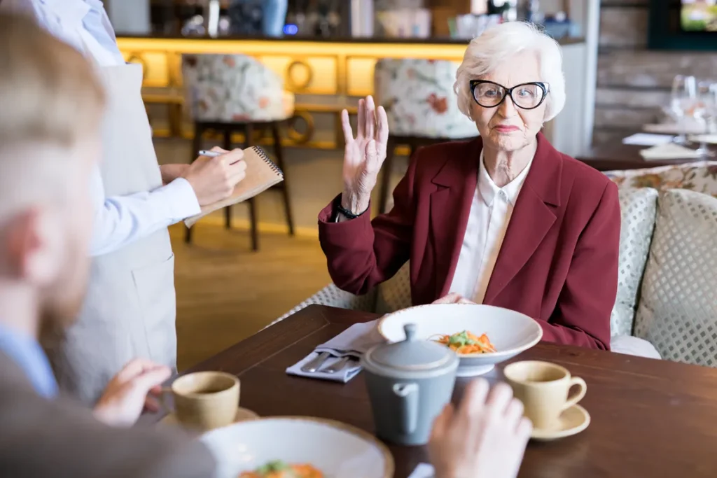 Clientes 50+ tendem a relevar menos falhas no atendimento em restaurantes do que a geração Y