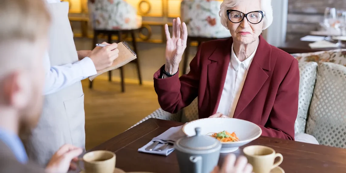Clientes 50+ tendem a relevar menos falhas no atendimento em restaurantes do que a geração Y