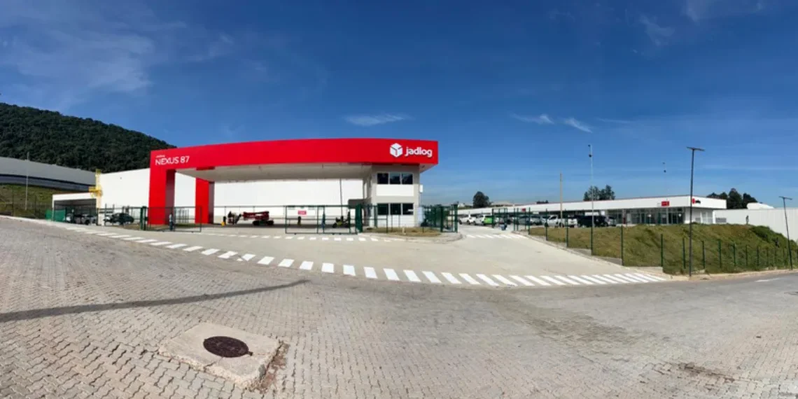 Jadlog inaugura hub logístico com IA e automação em São Paulo