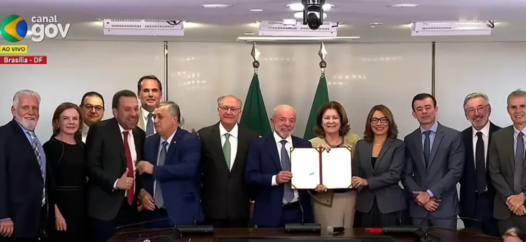 Governo federal anuncia o fim da "taxa das blusinhas" a partir desta quarta