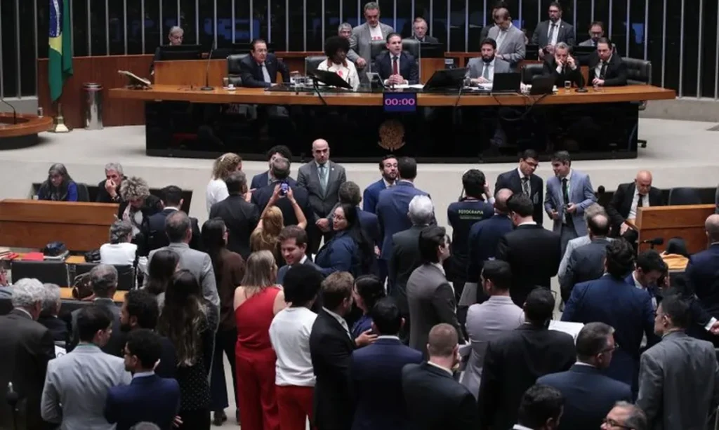 Câmara aprova, em primeiro turno, PEC do fim da escala 6x1