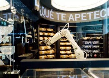 Restaurante robótico com IA aposta em eficiência no aeroporto de Barcelona
