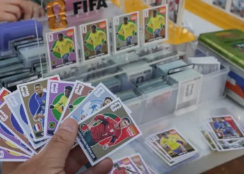 Com 48 seleções, custo para completar o álbum da Copa pode passar de R$ 7,3 mil