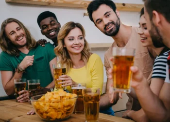 Desce uma gelada: consumidores pagam mais por experiência e qualidade na cerveja