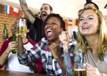 “O jogo no meio da semana e em horário de fim de tarde cria uma dinâmica diferente da observada em partidas aos fins de semana. Os dados mostram que o consumo geral desacelerou durante o jogo, mas algumas categorias ligadas à experiência da partida ganharam força, especialmente bares, supermercados e alimentação especializada”, afirma Carlos Alves, vice-presidente de Tecnologia e Negócios da Cielo.