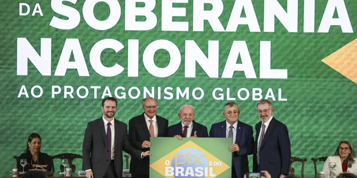 "Brasil não abaixa a cabeça", diz Durigan ao defender soberania e Pix
