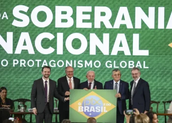 "Brasil não abaixa a cabeça", diz Durigan ao defender soberania e Pix