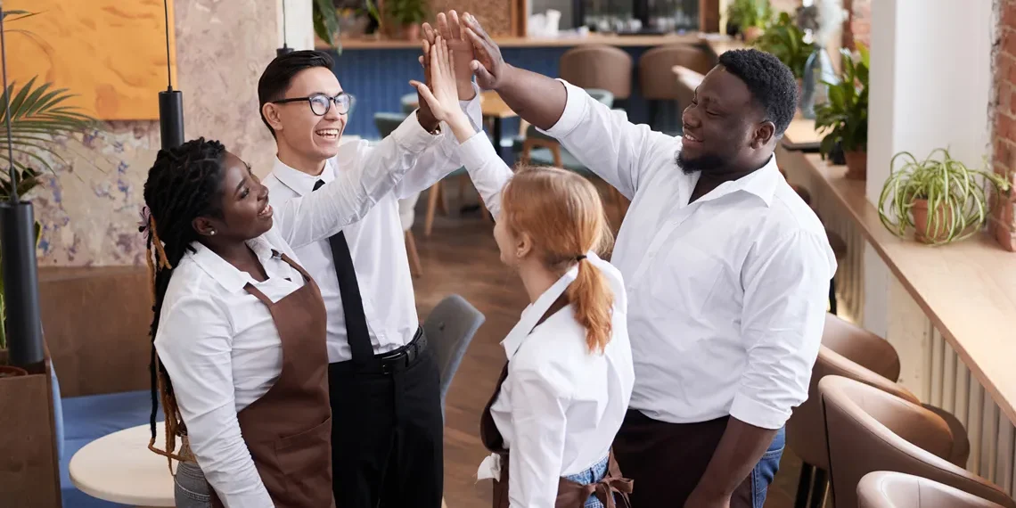 No foodservice, a experiência do cliente começa pelo colaborador