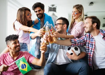 Buscas por cerveja zero e streetwear disparam entre torcedores